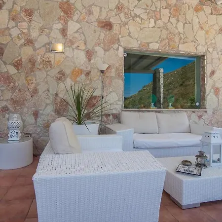 Costanza Villa